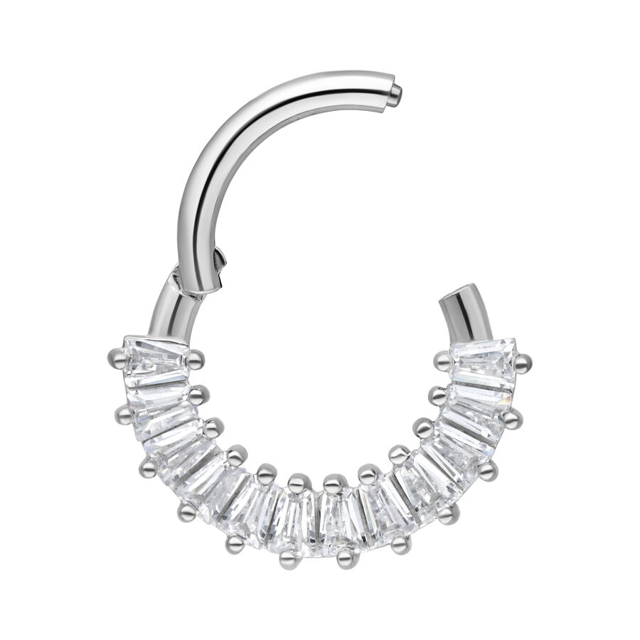 Clicker per setto in argento con cristalli chiari su sfondo bianco