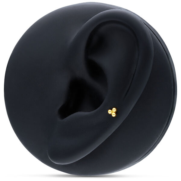 Adorno Trinity dorado en helix sobre modelo de oreja negra