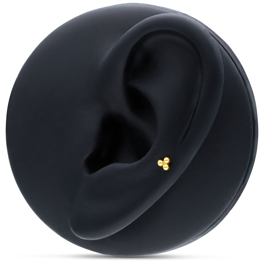 Adorno Trinity dorado en helix sobre modelo de oreja negra