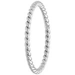 Elegante anillo torcido de plata en acero quirúrgico 316L sobre fondo blanco