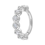 Anello piercing argento con cristalli chiari su sfondo bianco