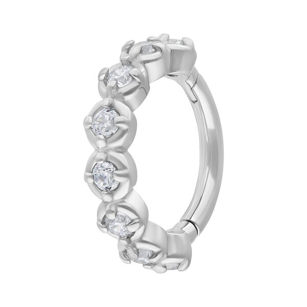 Anillo de piercing plateado con cristales claros sobre fondo blanco