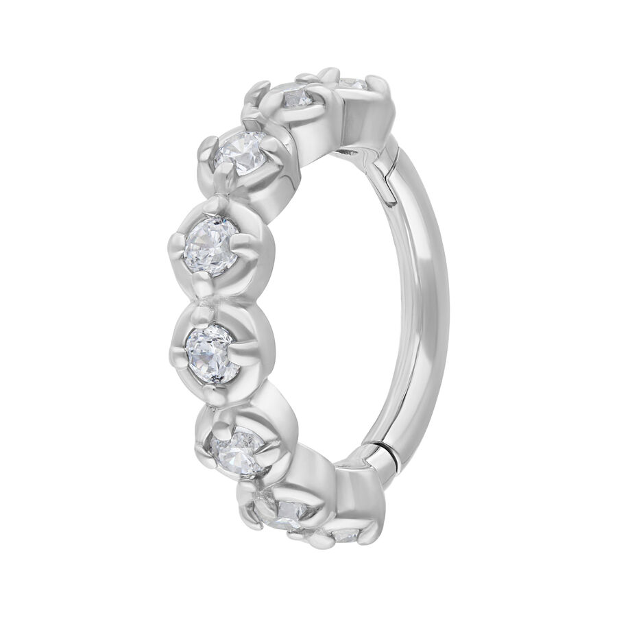 Anello piercing argento con cristalli chiari su sfondo bianco