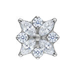 Top argento a forma di fiore con cristalli chiari su sfondo bianco