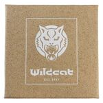 Scatola per gioielli Wildcat marrone con logo bianco su sfondo neutro