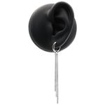 Orecchini argento con design Snakechain su modello di orecchio nero