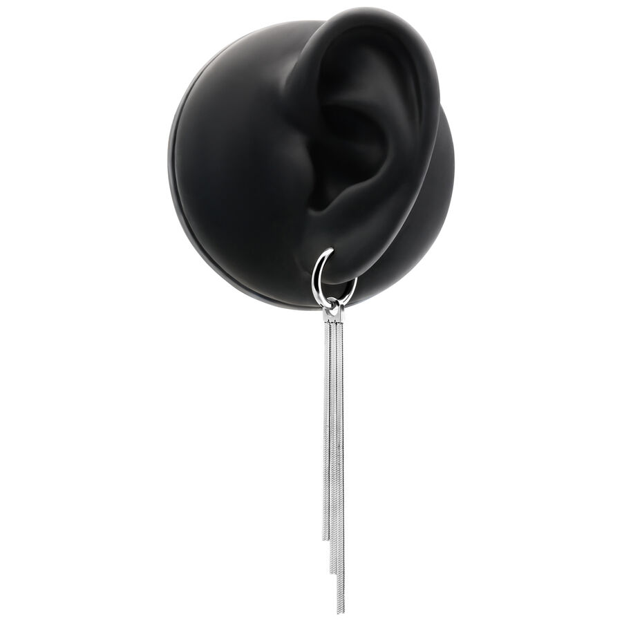 Orecchini argento con design Snakechain su modello di orecchio nero