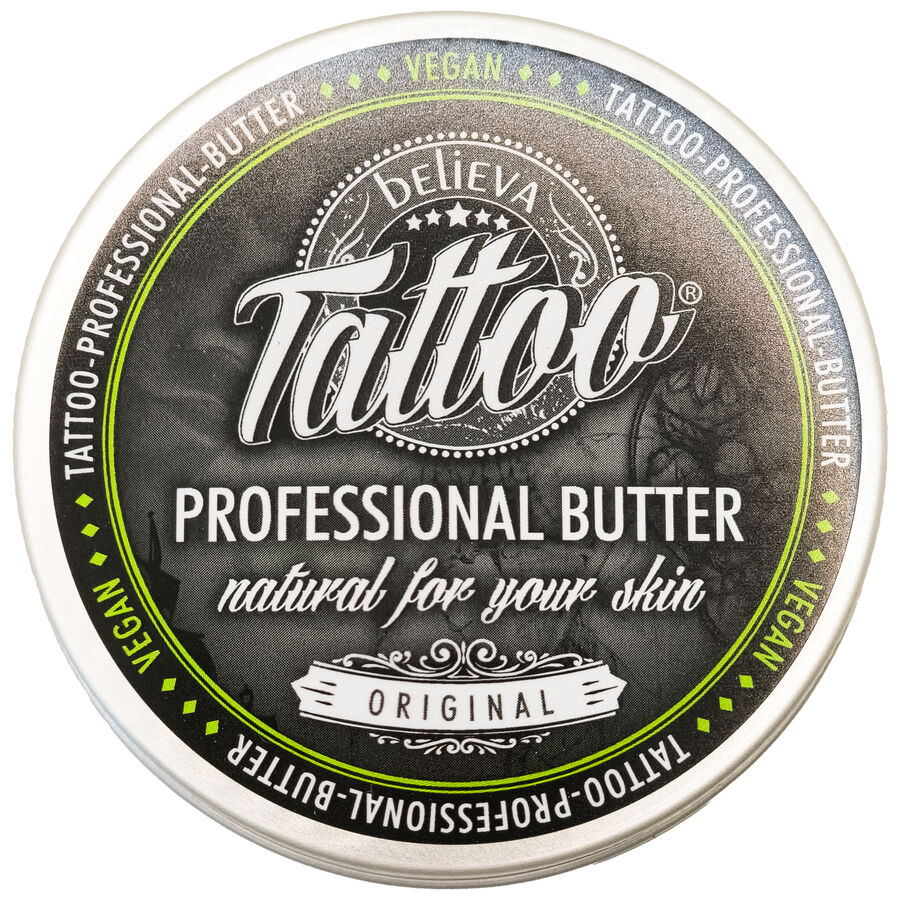 Lata redonda de Believa Tattoo Butter con borde verde sobre fondo blanco