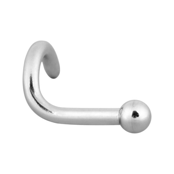 Piercing nasal plateado con bola de acero quirúrgico sobre fondo blanco