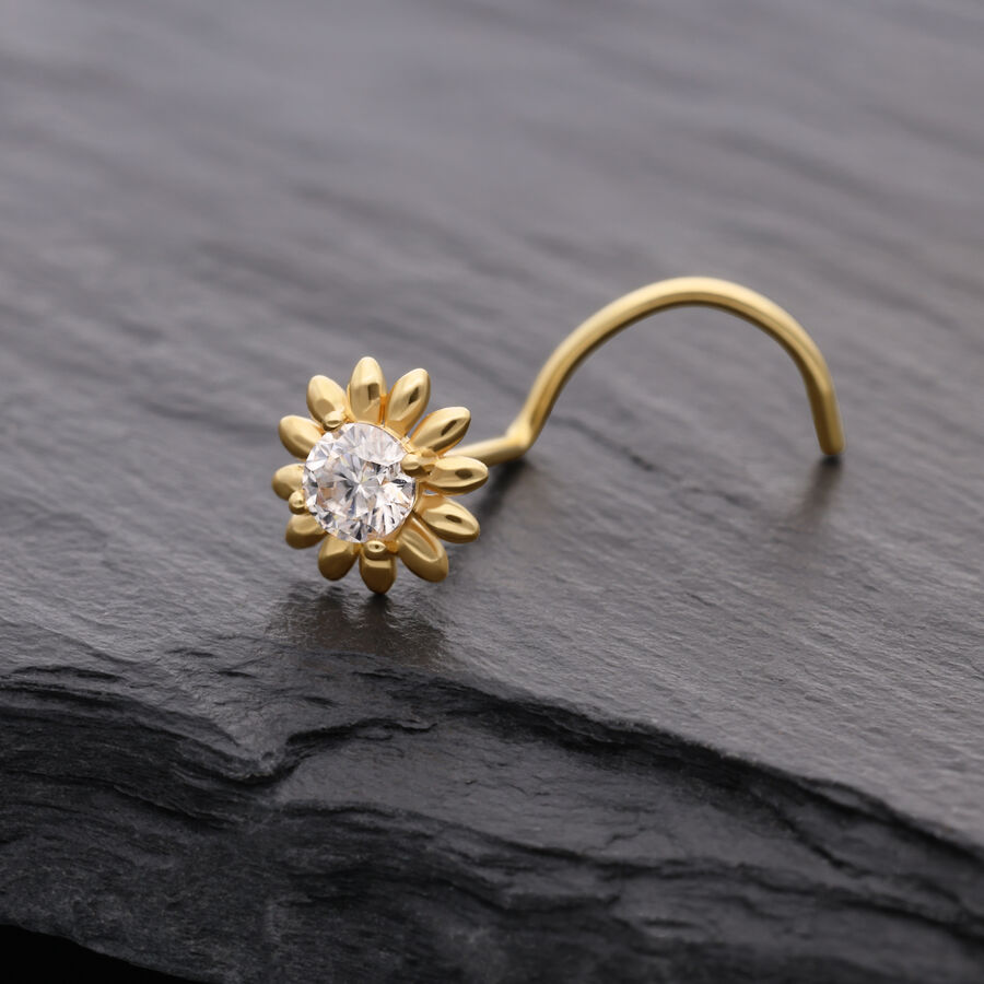 Nostril dorado en forma de girasol con cristal claro sobre fondo oscuro