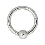 Hopeinen Ball Closure Ring Clicker kirurginteräksestä pallolukolla valkoisella taustalla