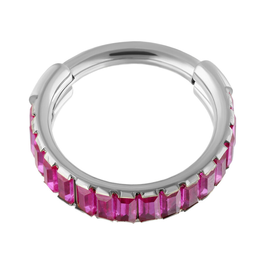 Anillo plateado con cristales baguette rojos sobre fondo blanco