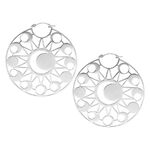 Orecchini argentati con design delle fasi lunari su sfondo bianco