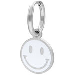 Orecchino color argento con ciondolo smiley bianco su sfondo bianco