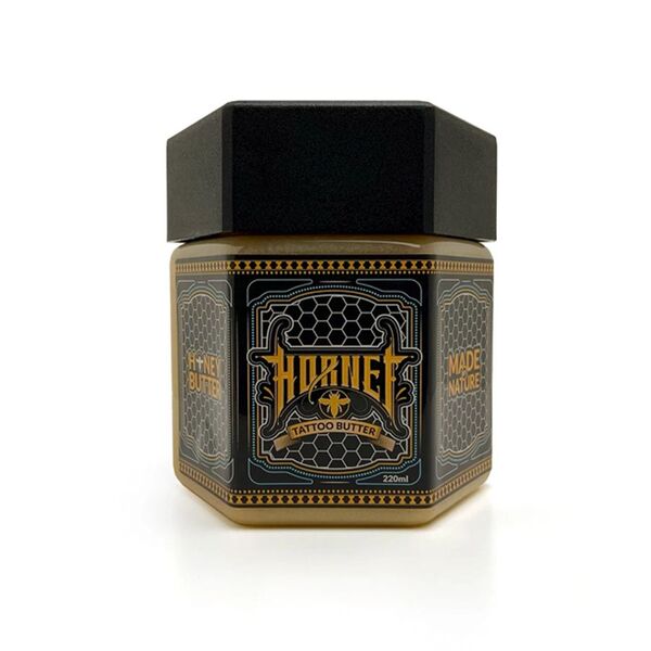Musta ja kultainen Hornet Honey Butter -purkki valkoisella taustalla