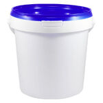 Barattolo di plastica bianco con coperchio blu su sfondo neutro