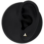 Aro Trinity de 14K Gold con cristales claros sobre modelo de oreja negro