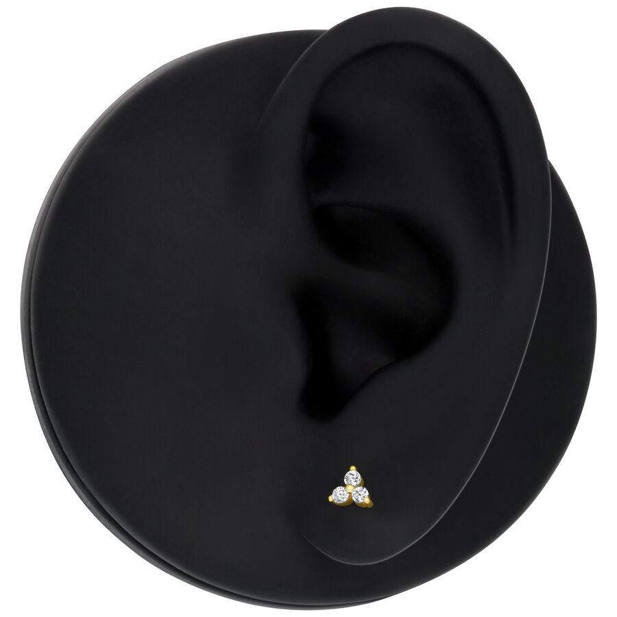 Aro Trinity de 14K Gold con cristales claros sobre modelo de oreja negro
