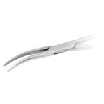 Pinza arteriosa curva in acciaio inox su sfondo bianco