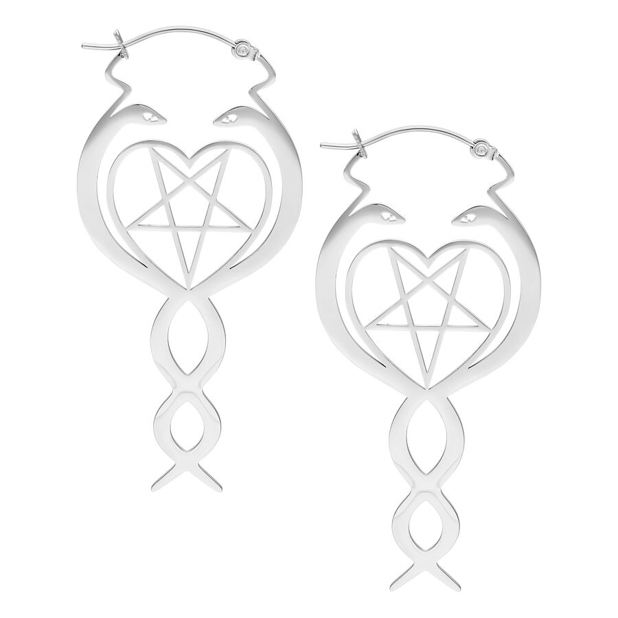 Due orecchini Nagini Hoops in argento con motivo a serpente e pentagramma su sfondo bianco