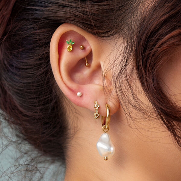 Piercing de oreja con ajuste de piña dorada y colgante de perlas