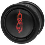 Tapón negro con logo tribal rojo de Slipknot sobre fondo blanco