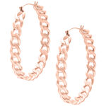 Zwei glänzende Curbchain Hoops aus Roségold auf weißem Hintergrund