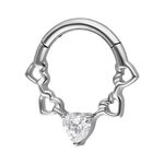 Clicker per setto argento con design a cuore e cristallo su sfondo bianco