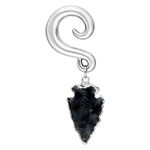 Peso de oreja plateado con punta de flecha de obsidiana negra sobre fondo blanco