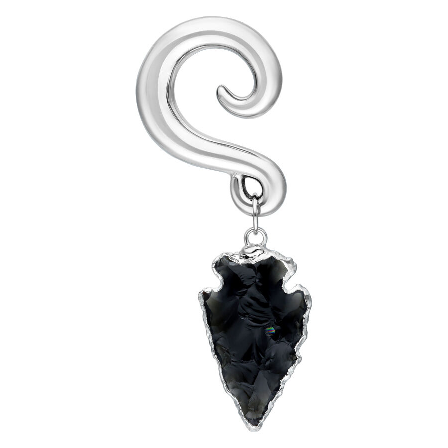 Peso de oreja plateado con punta de flecha de obsidiana negra sobre fondo blanco
