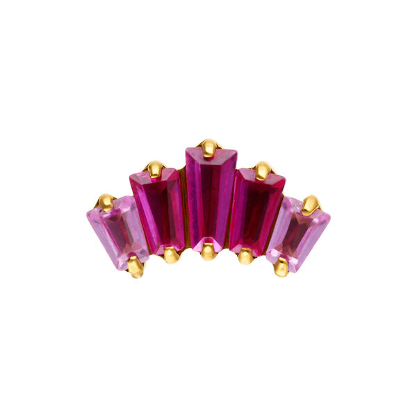 Accesorio baguette rojo rubí con cinco piedras y monturas doradas sobre fondo blanco