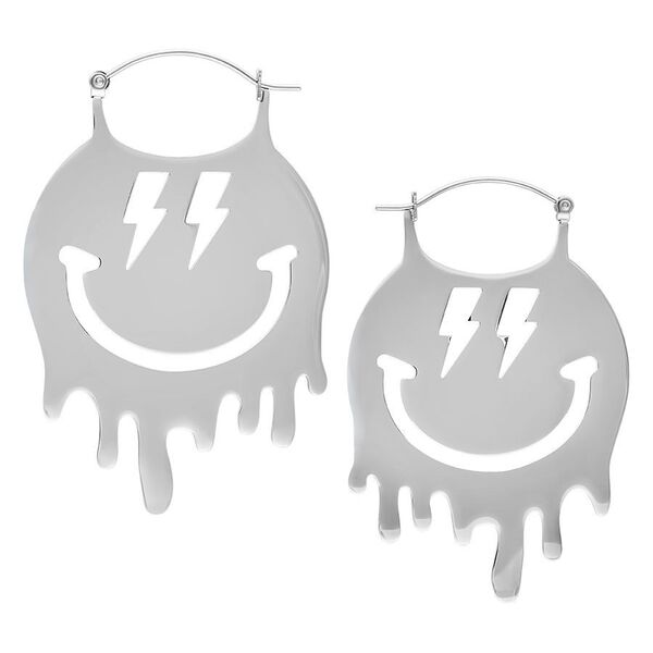 Par de aros de sonrisa plateados con diseño de rayo sobre fondo blanco