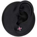 Modelo de oreja con accesorio de piercing plateado y cristal rojo sobre fondo negro