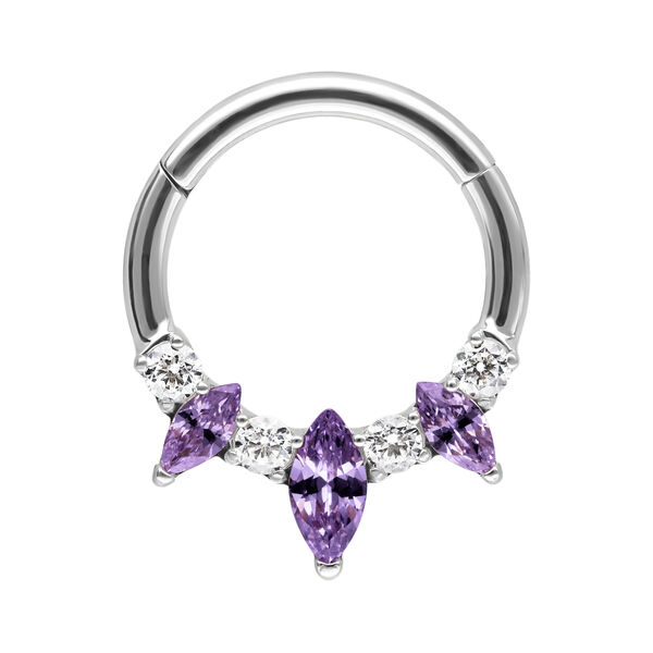 Clicker de septum plateado con tres cristales de amatista morados sobre fondo blanco