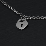 Bracciale argento con ciondolo a lucchetto a cuore su sfondo nero