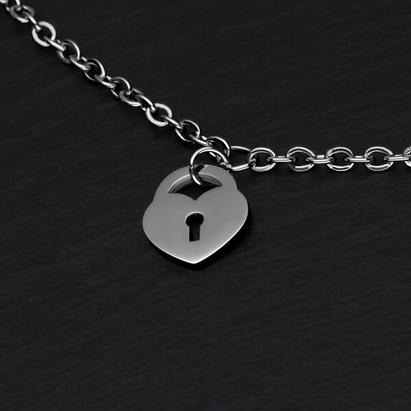 Bracciale argento con ciondolo a lucchetto a cuore su sfondo nero