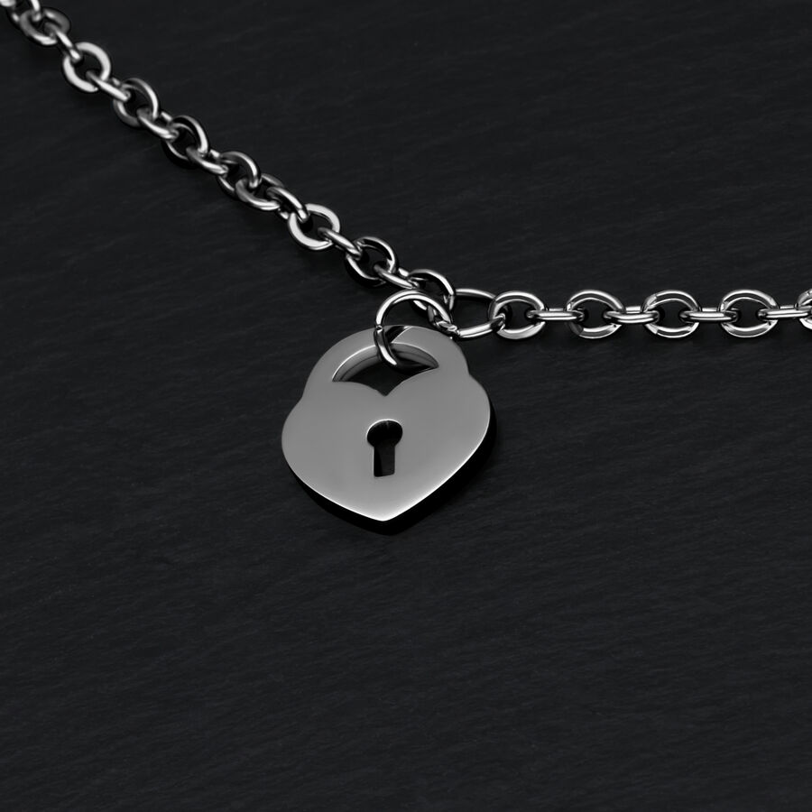 Bracciale argento con ciondolo a lucchetto a cuore su sfondo nero