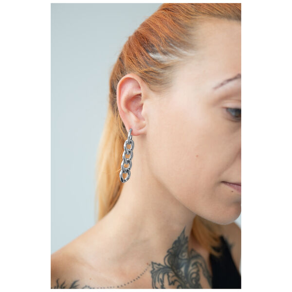 Mujer con Little Chunky Hoops de acero inoxidable plateados en la oreja