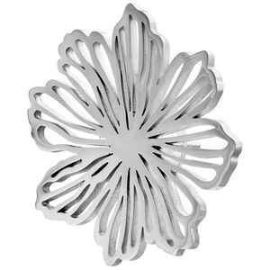 Silberne Blumen-Ohrstecker aus Edelstahl auf weißem Hintergrund