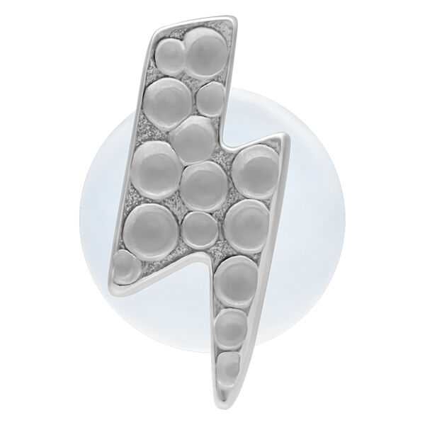 Hopeinen labret-koru salaman muodossa, jossa on vasaroitu kuvio valkoisella taustalla