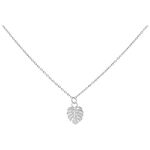 Silberne Kette mit Monstera-Blatt-Anhänger auf weißem Hintergrund