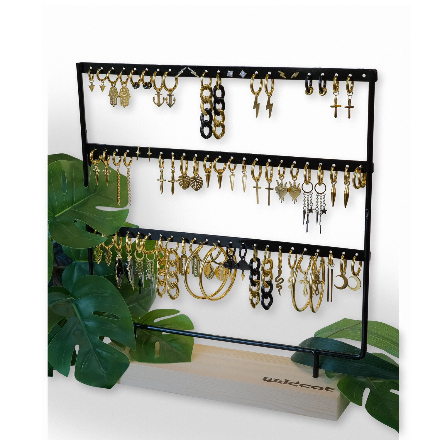 Schwarzes Display für Hoops mit Schmuck Schwarzes Wildcat-Display für Ohrringe mit goldenen Hoops auf Holzbasis
