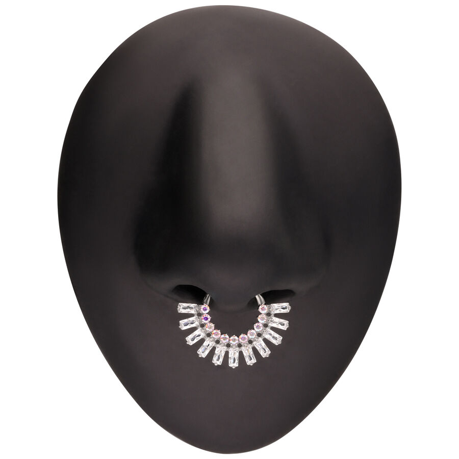 Clicker de septum plateado con cristales claros y acentos rosados en pantalla negra