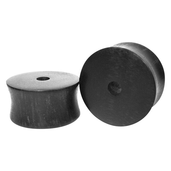 Dos plugs planos de madera de ébano sobre fondo blanco, uno acostado, uno de pie