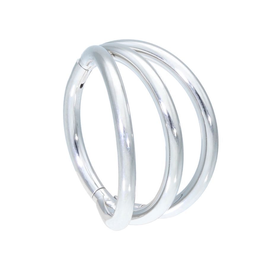 Clicker de 3 anillos plateado de acero quirúrgico sobre fondo blanco