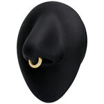 Goldener Piercingring mit klaren Kristallen an schwarzem Display