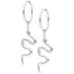 Orecchini a forma di serpente in argento con chiusura a scatto su sfondo bianco