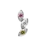 Accessorio piercing argento con cristalli rosa, chiari e verdi su sfondo bianco