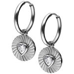 Orecchini in argento con pendenti a forma di cuore e cristalli su sfondo bianco
