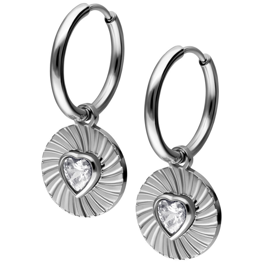 Orecchini in argento con pendenti a forma di cuore e cristalli su sfondo bianco